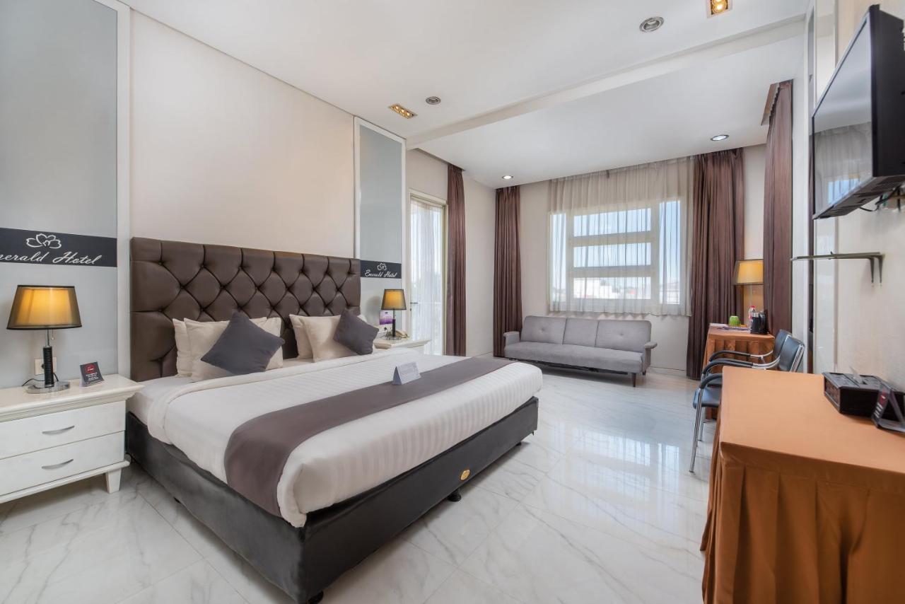Life Emerald Hotel Сурабая Экстерьер фото