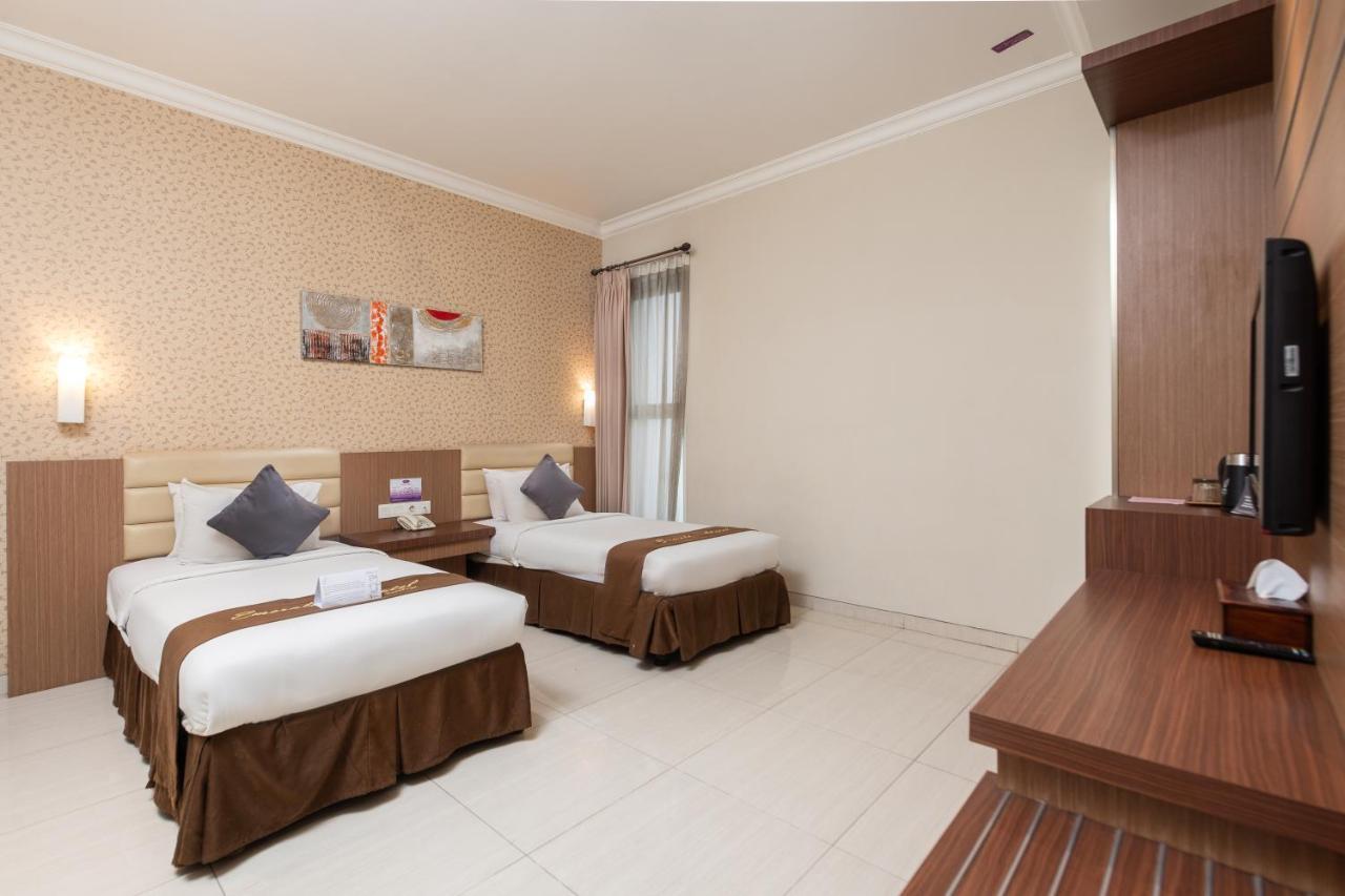 Life Emerald Hotel Сурабая Экстерьер фото