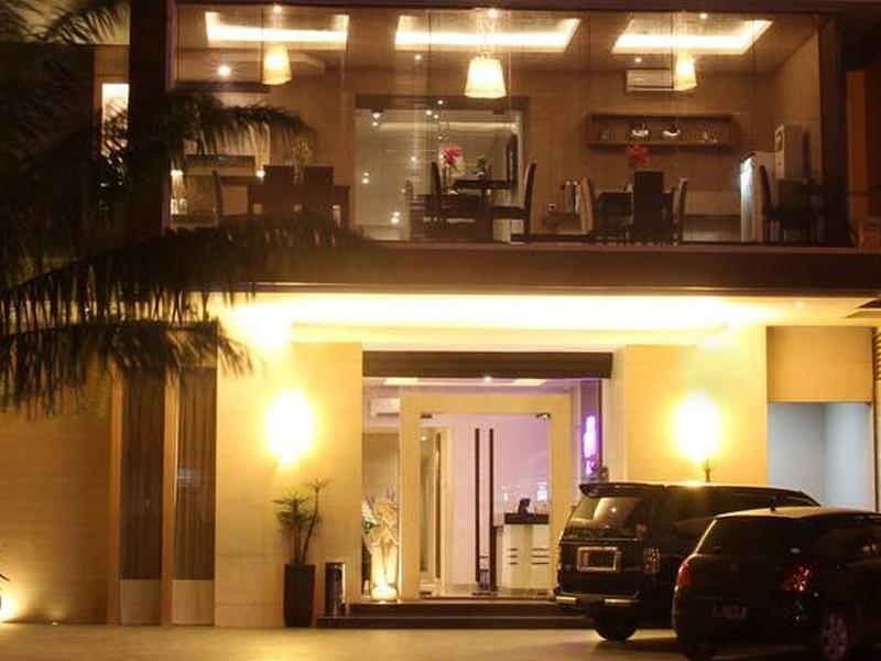 Life Emerald Hotel Сурабая Экстерьер фото